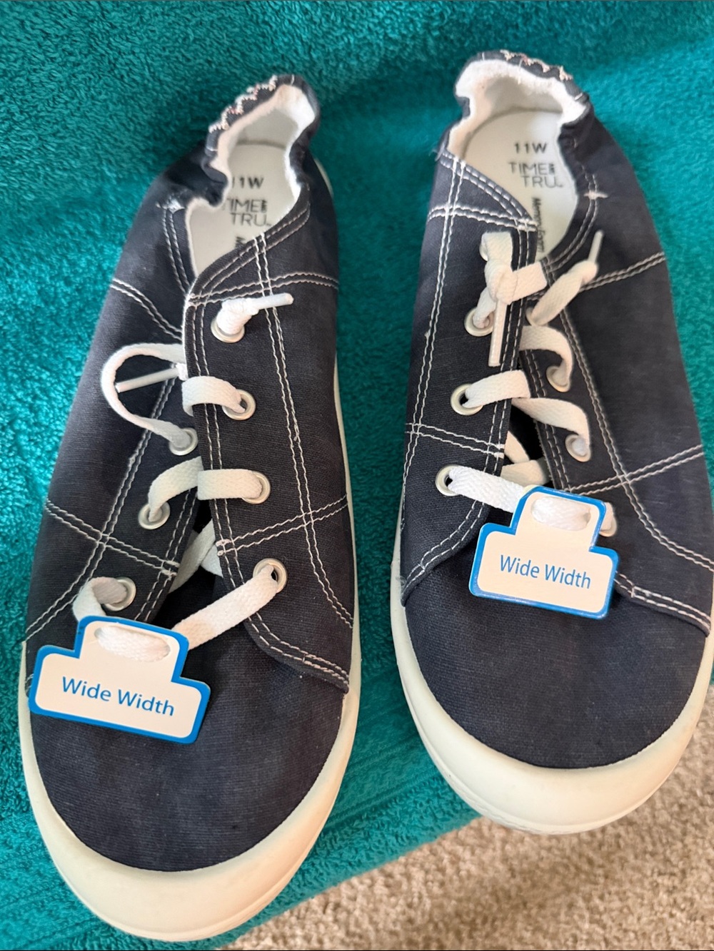 Time and Tru Men’s Navy Canvas Sneakers with White Accents and Elastic Heel.